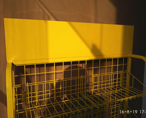ชั้นวางของซุปเปอร์มาร์เก็ตโลหะสีเหลืองตั้งพื้น